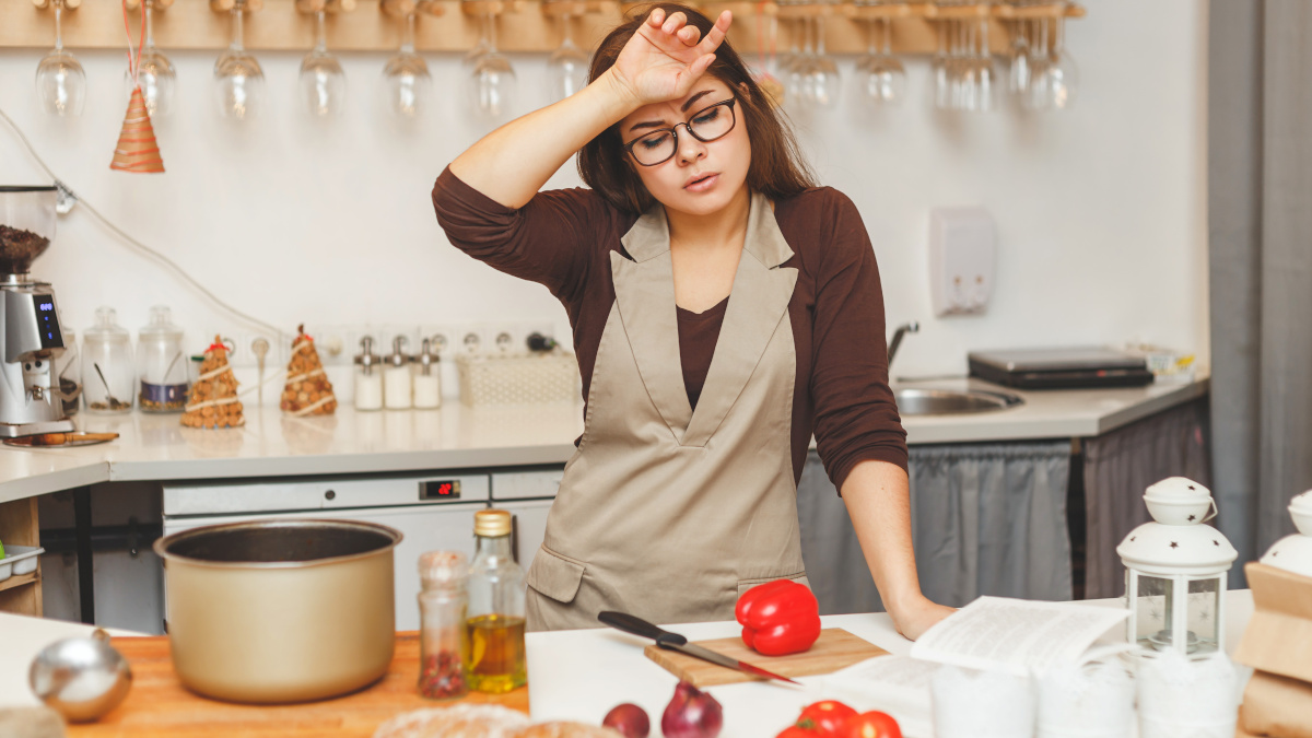 Vrouw met bloedarmoede in de keuken 