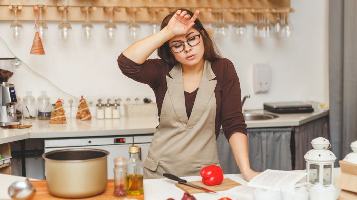 Vrouw met bloedarmoede in de keuken 