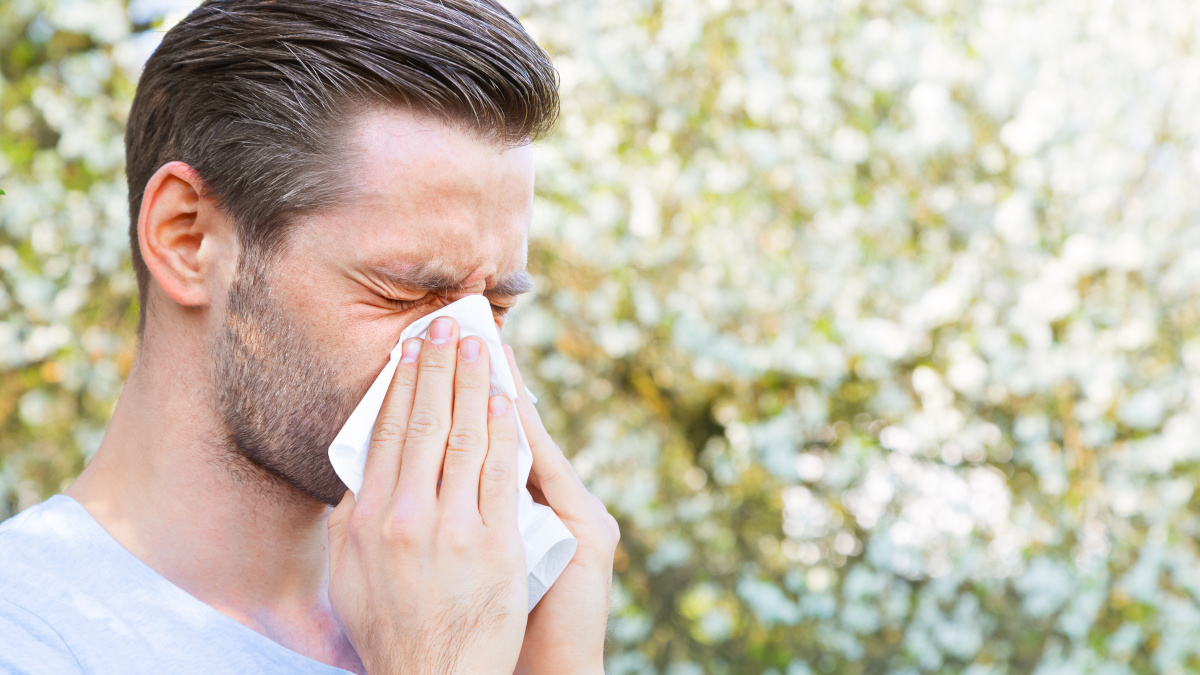 Homme qui souffre d'allergie au pollen