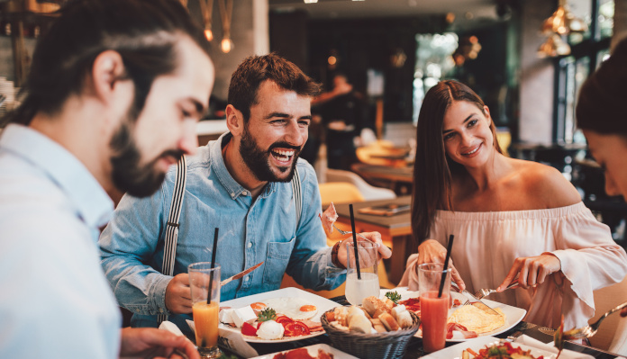 Freunde, die zusammen essen