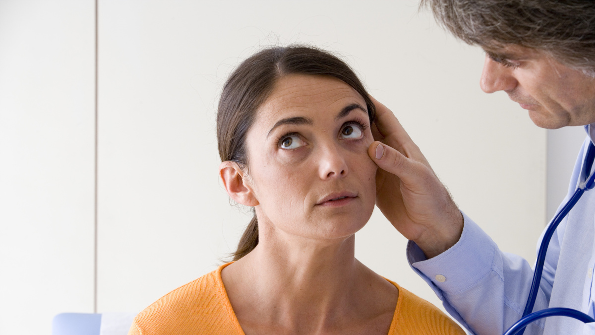 Médecin qui ausculte une femme anémiée en manque de fer