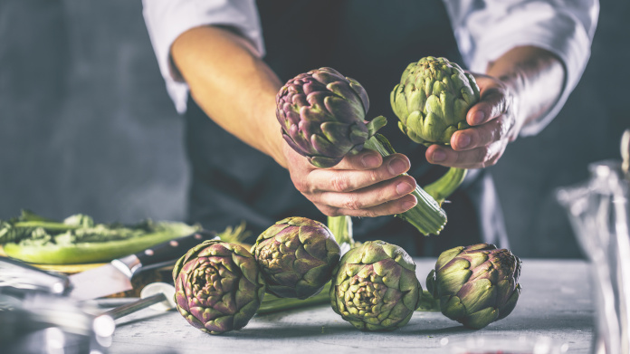 Carciofi nelle mani di un cuoco