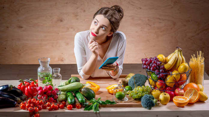 Femme qui compte ses calories