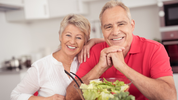 Casal a comer alimentos ricos em espermidina