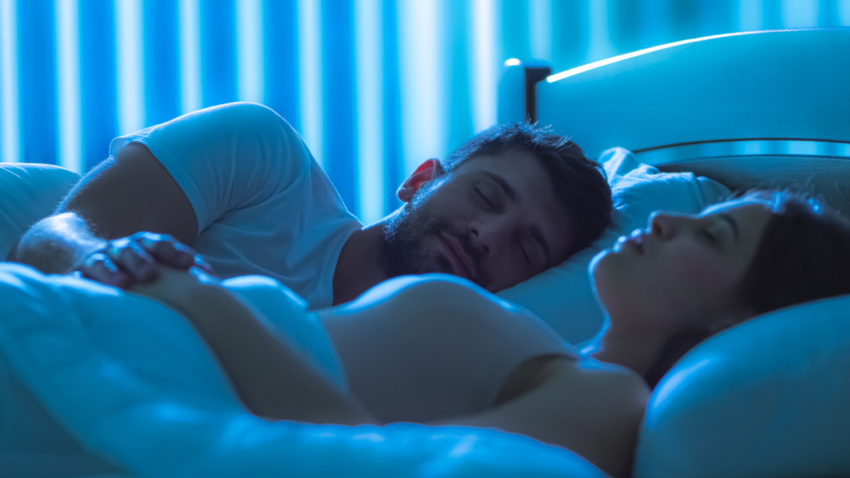 Couple endormi dans un lit