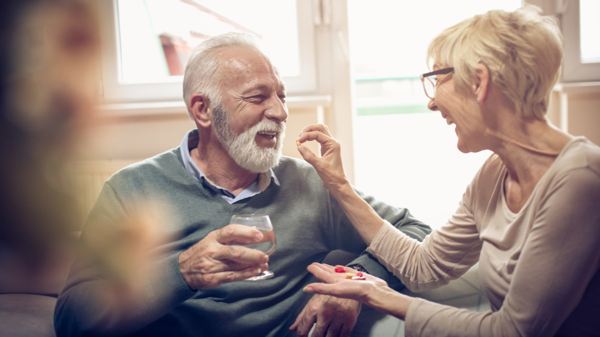 Ouder echtpaar neemt voedingssupplementen