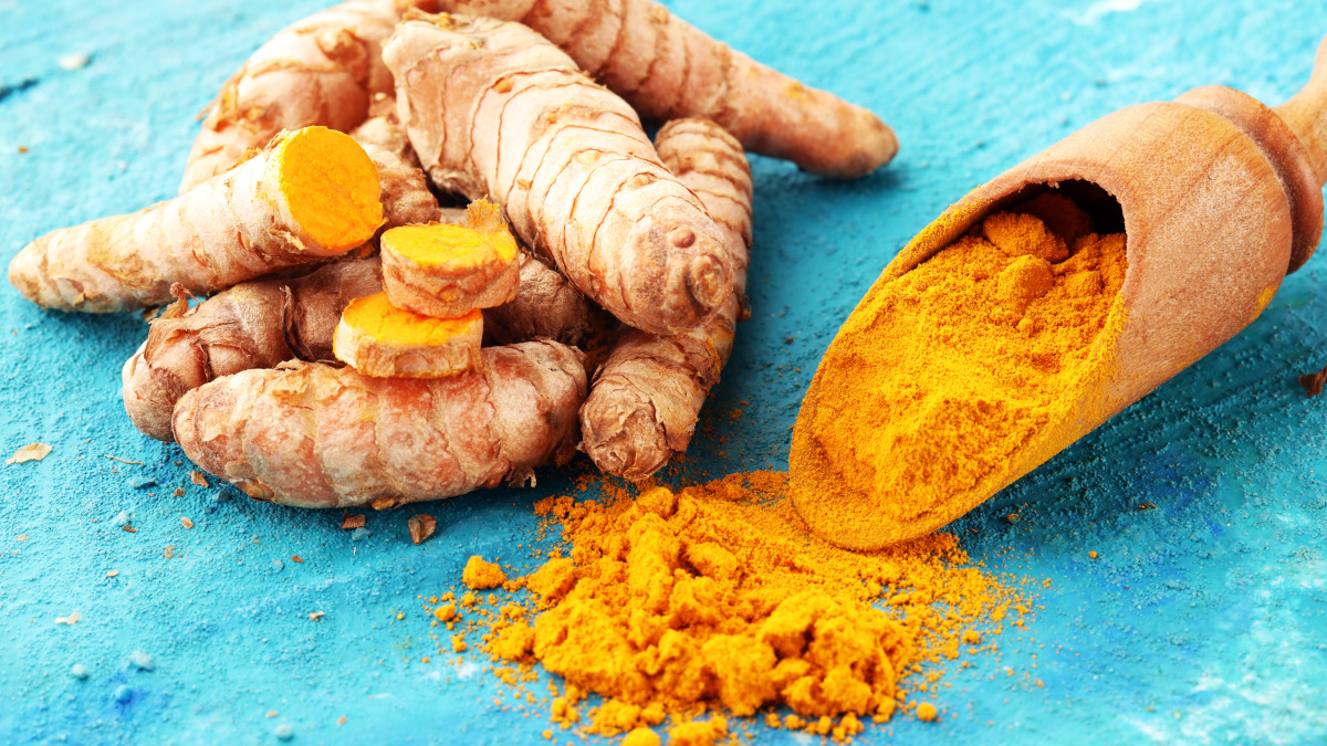 Raízes e pó de curcuma