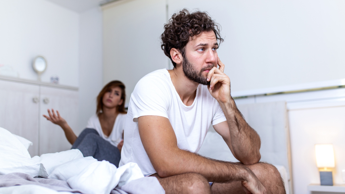 Homem com problema de ereção na cama