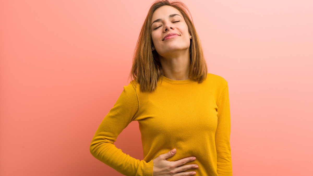 Mulher relaxada a digerir a sua refeição