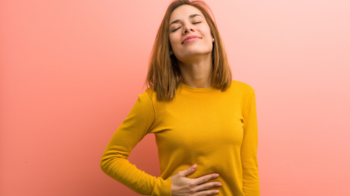 Femme apaisée qui digère son repas