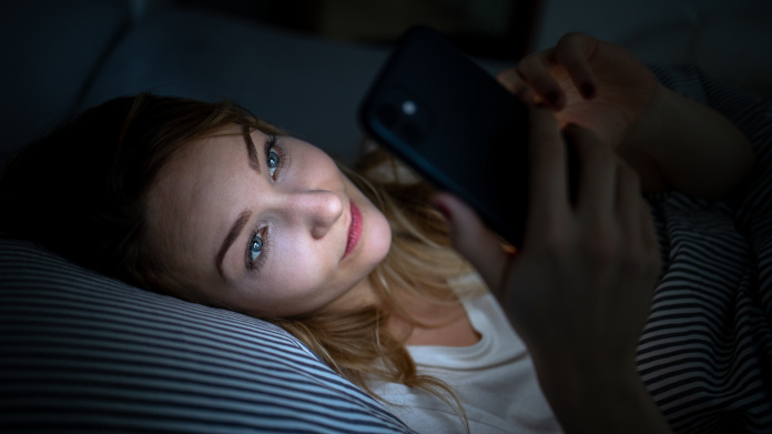 Vrouw kan niet slapen door blauw licht