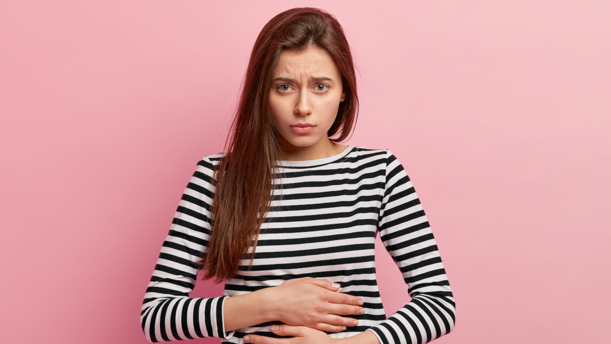 Femme qui souffre de règles douloureuses