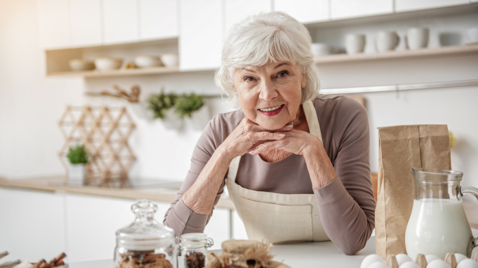 Oma macht Naturheilmittel in ihrer Küche