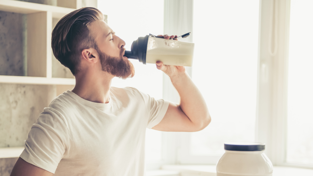 Bodybuilder prenant un complément de créatine