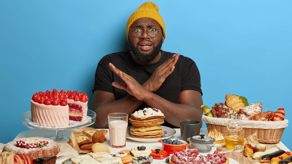 Homem que segue uma dieta sem açúcar adicionado