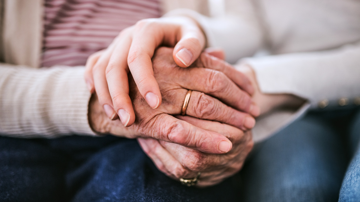 Signes du vieillissement sur les mains ridées et tachées d'une personne âgée