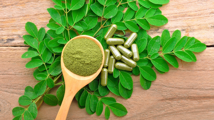 Gélules, poudre et feuilles de moringa