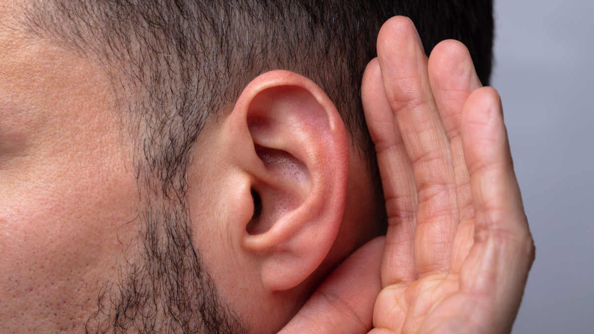 Oreja de hombre que oye mal