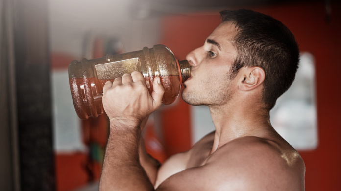 Bodybuilder drinkt zelfgemaakte pre-workout 