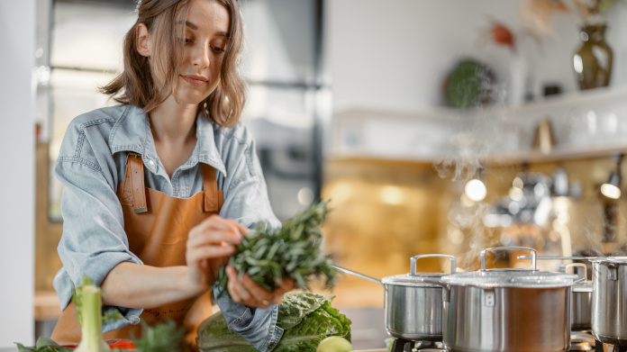 Mujer que sigue la dieta Seignalet