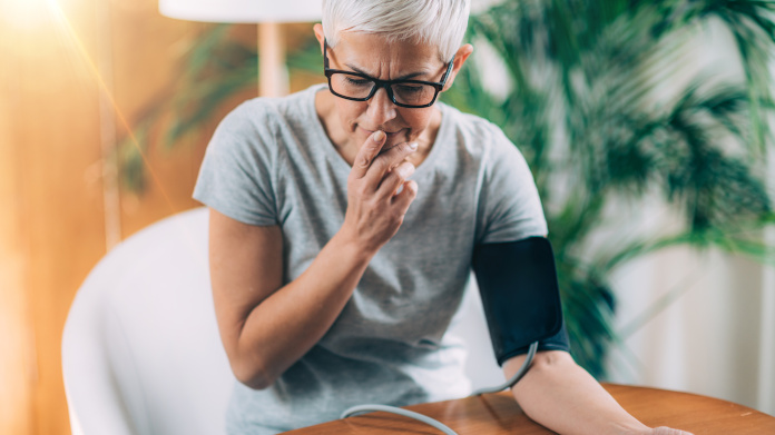 Mujer que mide su tensión arterial