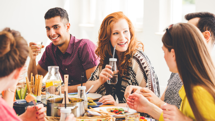 Veganisten en vegetariërs die eten